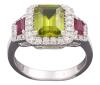 <span class='ref_item'>150 -</span>  <span class="object_title">SORTIJA CON PERIDOTO CENTRAL ACOMPAÑADO POR DOS RUBÍS Y DIAMANTES EN ORO DE 18 KT</span><br><span class="technical_description">Sortija con peridoto central de aprox. 2ct rodeada por una orla de diamantes y a cada lado un rubí rodeado de diamantes aprox. 0,45 ct, en oro de 18 kt.</span>  