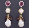 <span class='ref_item'>71 -</span>  <span class="object_title">PAREJA DE PENDIENTES EN PLATA Y ORO DE 14 KT COMPUESTOS POR PERLAS, RUBÍS Y DIAMANTES.</span><br><span class="technical_description">Pareja de pendientes en plata y oro de 14 kt con rubí en talla cabujón rodeado de una orla de pequeños diamantes, seguido de una perla cultivada con caida de colgantes de granates finalizando en una perla cultivada.</span>  