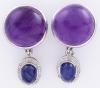 <span class='ref_item'>139 -</span>  <span class="description">PAREJA DE PENDIENTES EN PLATA Y ORO DE 14 KT CON AMATISTAS, ZAFIROS Y DIAMANTES.Pareja de pendientes en plata y oro de 14 kt con amatista en talla cabujón rodeada por una orla de diamantes, seguido por un zafiro en talla cabujón rodeado por una orla de diamantes. </span>  