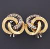 <span class='ref_item'>148 -</span>  <span class="description">PAREJA DE PENDIENTES DE LA FIRMA CARL BUCHERER ESTILO NUDO CON DIAMANTES APROX.0,13 CT EN ORO BICOLOR DE 18 KT</span>  