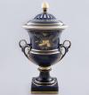 <span class='ref_item'>249 -</span> <span class="object_title">JARRÓN EN FORMA DE COPA CLÁSICA DE PORCELANA AZUL MARCA CAPEANS</span>   <p><span class="technique_material">Porcelana </span><br><span class="technical_description">Con resaltes dorados y tapa calada. <br/>Marca en la base.</span><br><span class="ALTO_HCES1">78 </span><span class="ALTOUMED_HCES1">cm.</span></p>