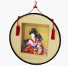 <span class='ref_item'>187 -</span> <span class="description">FIGURA DE GEISHA DENTRO DE UNA URNA DE CRISTAL. </span>  <p><span class="description">Porcelana policromada Realizada en porcelana y kimono realizado con tejidos, abanico de papel plegado. Enmarcada en caja y marco circular. Con detalles de pasamanería. 24 cm la muñeca 47 cm.x10 cm.</span></p>