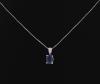<span class='ref_item'>114 -</span>  <span class="object_title">CADENA Y COLGANTE EN ORO DE 18 KT Y ZAFIRO </span><br><span class="technical_description">Cadena y colgante realizado en oro de 18 kt, el colgante esta compuesto por un zafiro engastado en garras en talla oval de peso aprox 0.40ct.</span>  