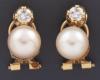 <span class='ref_item'>235 -</span> <span class="object_title">PENDIENTES TÚ Y YO EN ORO DE 18 KT CON DIAMANTES Y PERLA. </span>  <p><span class="technical_description">Pendientes realizados en oro de 18 kt. tipo " Tú y yo" acompañados de diamantes en talla brillante de peso total aprox de 0.30 ct y perlas cultivadas, cierre omega. </span><br>Peso: <span class="PESO_HCES1">4,30</span> <span class="PESOUMED_HCES1">gr.</span><br></p>