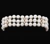 <span class='ref_item'>25 -</span>  <span class="object_title">PULSERA REALIZADA EN ORO DE 18 KT CON PERLAS </span><br><span class="technical_description">Pulsera con entrepiezas y broche realizado en oro de 18 kt con tres vueltas de perlas cultivadas, ( falta una perlita de la entrepieza) </span>  