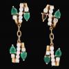 <span class='ref_item'>23 -</span>  <span class="object_title">PENDIENTES LARGOS REALIZADOS EN ORO DE 18 KT. CON PIEDRAS VERDES Y CIRCONITAS</span><br><span class="technical_description">Pendientes largos de oro de 18 kt. con perillas de piedras verdes y circonita. Con cierre omega (falta una piedra)</span>  