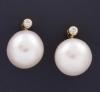 <span class='ref_item'>129 -</span>  <span class="object_title">PENDIENTES EN ORO DE 18 KT CON DIAMANTE Y PERLAS </span><br><span class="technical_description">Pareja de pendientes realizados en oro de 18 kt con perla australiana de primera calidad y diamante superior de 0.10 ct aproximadamente.<br/>Cierre de presión. </span>  