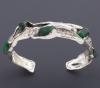 <span class='ref_item'>3 -</span>  <span class="object_title">PULSERA RIGIDA EN PLATA DE LEY CON ESMERALDAS EN BRUTO</span><br><span class="technical_description">Pulsera rigida realizada en plata de ley de diseño manual único incorporando cinco esmeraldas en bruto.<br/>Peso aproximado de las esmeraldas: 12 ct. </span>  