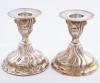 <span class='ref_item'>271 -</span> <span class="object_title">PAREJA DE CANDELEROS  DE PLATA DE LEY </span>  <p><span class="technical_description">Parejas de candeleros realizados en plata de ley estilo Luis XV con decoración gallonada en el fuste. <br/>Contrastes en la base. Con contrapesos<br/> </span><br>Peso: <span class="PESO_HCES1">1593,20</span> <span class="PESOUMED_HCES1">gr.</span><br></p>