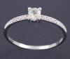 <span class='ref_item'>109 -</span>  <span class="object_title">SORTIJA EN ORO DE 18 KT. CON CENTRO  Y BANDAS DE DIAMANTES</span><br><span class="technical_description"> Sortija en oro de 18 kt con centro de diamante en talla brillante engastado en cuatro garras , acompañado de una fila de pequeños diamantes a cada lado engastados en grano<br/> Peso total aprox. en diamantes: 0,29 ct.</span>  