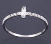 <span class='ref_item'>179 -</span> <span class="object_title">SORTIJA EN ORO DE 18KT CON DIAMANTES</span>  <p><span class="technical_description">Sortija en oro de 18kt con centro de diamante en talla baguette, engastado en bisel y fila de pequeños diamantes a ambos lados. Peso total aprox de los diamantes 0,10ct. <br/>Medida Sortija: 15</span><br>Peso: <span class="PESO_HCES1">1,20</span> <span class="PESOUMED_HCES1">gr.</span><br></p>