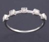 <span class='ref_item'>27 -</span>  <span class="object_title">SORTIJA CINQUILLO EN ORO DE 18 KT CON DIAMANTES</span><br><span class="technical_description">Sortija en oro de 18 kt. con cinco diamantes talla princesa, engastados en bisel.<br/>Peso total aprox. en diamantes: 0.27 ct. </span>  