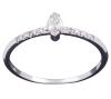 <span class='ref_item'>140 -</span>  <span class="description">SORTIJA EN ORO DE 18 KT CON CENTRO Y BANDAS DE DIAMANTES  Sortija en oro de 18 kt. con centro de diamante en talla marquise y una fila de pequeños diamantes a cada lado. Peso total aprox en diamantes 0,21 ct. </span>  