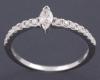 <span class='ref_item'>16 -</span>  <span class="description">SORTIJA EN ORO DE 18 KT CON CENTRO Y BANDAS DE DIAMANTES  Sortija en oro de 18 kt. con centro de diamante en talla marquise y una fila de pequeños brillantes a cada lado.Peso total aprox. en diamantes 0,30 ct  </span>  