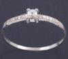 <span class='ref_item'>93 -</span>  <span class="object_title">ANILLO EN ORO 18 KT CON DIAMANTE</span><br><span class="technical_description">Anillo realizado en oro 18 kt con dos bandas de cuatro diamantes talla brillante a cada lado con un brillante central engastado en garras de 0.10 ct aproximandamente. <br/>Peso total estimado de los diamantes de 0.14ct<br/> </span>  