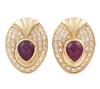 <span class='ref_item'>174 -</span> <span class="object_title">PENDIENTES EN ORO 18KT, RUBÍES Y DIAMANTES</span>  <p><span class="technical_description">Pareja de pendientes realizados en oro de 18kt, con contrastes. Compuestos por motivos con forma de elipse, decorados por gallones y rubíes centrales en talla cabujón perilla, engastados en bisel, con un peso total aprox de 3ct. Con galería cuajada por diamantes en talla brillante, engastados en grano, con un peso total aprox de 0.75ct.<br/>Cierre: Omega</span><br>Peso: <span class="PESO_HCES1">11,80</span> <span class="PESOUMED_HCES1">gr.</span><br></p>