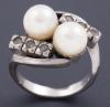 <span class='ref_item'>144 -</span>  <span class="object_title">SORTIJA CON PERLAS Y CIRCONITAS EN ORO DE 18 KT </span><br><span class="technical_description">Sortija con dos perlas cultivadas y  circonitas realizado en oro de 18 kt.</span>  