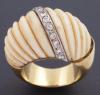 <span class='ref_item'>156 -</span>  <span class="object_title">SORTIJA REALIZADA EN ORO DE 18 KT, CON DIAMANTES Y HUESO</span><br><span class="technical_description">Sortija bombé en oro de 18 kt. con centro en hueso gallonado y banda en oro blanco con diamantes en talla brillante con peso total aprox de 0.50 ct. engastados en grano.</span>  