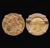 <span class='ref_item'>38 -</span>  <span class="object_title">BROCHE MONEDA  EN ORO DE 18 KT. </span><br><span class="technical_description"> Broche realizado en oro de 18 kt. con bisel y cuatro garras para albergar moneda inglesa de "George V". </span>  