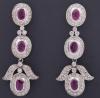 <span class='ref_item'>165 -</span>  <span class="object_title">PENDIENTES LARGOS CON RUBÍES Y DIAMANTES EN ORO DE 18 KT.</span><br><span class="technical_description">Pendientes largos realizados en oro de 18 kt. con tres motivos de rubí en talla oval de peso total aprox 2.80ct .orlado de diamantes en talla brillante con peso total aprox de 4.80 ct. con cierre de presión. <br/>ref: 60231</span>  