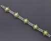 <span class='ref_item'>116 -</span>  <span class="object_title">PULSERA DE ORO DE 18 KT. CON DIAMANTES Y PERIDOTOS</span><br><span class="technical_description">Pulsera riviere doble de diamantes con cinco motivos de flor intercalados con petalos de peridoto con peso aprox 7.00ct. y centro de diamantes.<br/>Peso aprox total en diamantes 4.00ct. <br/>ref: 75B124</span>  