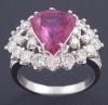 <span class='ref_item'>12 -</span>  <span class="object_title">SORTIJA DE ORO DE 18 KT. CON ZAFIRO ROSA Y DIAMANTES.</span><br><span class="technical_description">Sortija en oro de 18 kt. con espectacular zafiro rosa en talla perilla de peso aprox. 5,39 ct. rodeado de diamantes en talla brillante engastados en garras.<br/>Peso total aprox. en diamantes: 2,94 ct.<br/>Ref: 60637</span>  