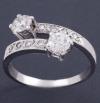 <span class='ref_item'>130 -</span>  <span class="object_title">SORTIJA "TÚ Y YO" DE DIAMANTES EN ORO DE 18 KT</span><br><span class="technical_description">Sortija "Tú y yo" con dos diamantes en talla brillante de peso aprox. 0,50 ct. cada uno y brazos con brillantes más pequeños engastados en grano.<br/>Peso total aprox. en diamantes: 1,20 ct.</span>  