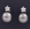 <span class='ref_item'>167 -</span>  <span class="object_title">PENDIENTES REALIZADOS EN ORO CON PERLA TAHÍTI Y DAMANTES</span><br><span class="technical_description">Pendientes estilo "Tú y yo" con diamante talla brillante de peso total aprox 0.20ct. engastado en cinco garras con perla Tahíti de 8 mm en la parte inferior .<br/>ref: 73913</span>  