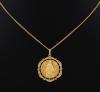 <span class='ref_item'>83 -</span>  <span class="object_title">MEDALLA CON CADENA EN ORO DE 18 KT</span><br><span class="technical_description">Medalla de 20 mm. de diametro con bisel calado  haciendo ondas acompañado de cadena de oro de 18 kt</span>  