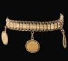 <span class='ref_item'>2 -</span>  <span class="object_title">PULSERA ARTICULADA CON  CINCO DIJES DE PESOS MEXICANOS EN ORO DE 18 KT.</span><br><span class="technical_description"> Pulsera articulada realizada en oro de 18kt. con cinco dijes de pesos mexicanos, con cadena de seguridad. </span>  