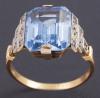 <span class='ref_item'>152 -</span>  <span class="object_title">SORTIJA EN ORO DE 18 KT. CON VISTAS EN PLATA, ESPINENA  AZUL Y DIAMANTES </span><br><span class="technical_description"> Sortija realizada en oro de 18 kt. con vistas en plata acompañada de espinela azul en talla esmeralda engastada por dos garras, y bandas de diamantes en talla rosa ( falta una piedra).</span>  