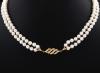 <span class='ref_item'>136 -</span>  <span class="object_title">COLLAR DE PERLAS CON BROCHE DE ORO DE 18 KT</span><br><span class="technical_description">Collar con dos vueltas de perlas cultivadas en disminución, broche realizado en oro de 18 kt. calado con circonitas incoloras. </span>  