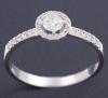 <span class='ref_item'>132 -</span>  <span class="object_title">SORTIJA EN ORO DE 18KT. Y DIAMANTES </span><br><span class="technical_description">Sortija estilo solitario realizada en oro de 18 kt. con diamante central en talla brillamnte de un peso aprox 0.25ct. acompañado de una orla de pequeños diamantes y dos carriles en ambos lados.<br/>Peso total aprox en diamantes 0.45ct.</span>  