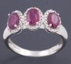 <span class='ref_item'>56 -</span>  <span class="object_title">SORTIJA EN ORO DE 18KT. CON RUBIES Y DIAMANTES </span><br><span class="technical_description">Sortija realizada en oro de 18kt. con tres rubís en talla oval engastados por cuatro garras cada uno, con un peso total aprox de 1.50 ct. con orla de diamantes en talla brillante de peso total aprox 0.30ct.</span>  