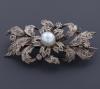 <span class='ref_item'>87 -</span>  <span class="object_title">BROCHE ANTIGUO EN ORO DE 18KT , PERLA Y ZAFIROS</span><br><span class="technical_description">Broche antiguo en oro de 18 kt con vistas en plata, centro de perla cultivada y zafiros incoloros en talla rosa.</span>  