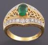 <span class='ref_item'>9 -</span>  <span class="object_title">SORTIJA EN ORO DE 18KT. CON ESMERALDA Y DIAMANTES </span><br><span class="technical_description">Sortija realizada en oro de 18kt. con centro de esmeralda en talla oval de peso aprox 0.75 ct. y dos carriles de diamantes en talla brillante de peso total aprox 0.25ct. </span>  