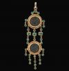 <span class='ref_item'>69 -</span>  <span class="object_title">COLGANTE LARGO EN ORO DE 18KT. CON ESMERALDAS Y MONEDAS</span><br><span class="technical_description">Colgante largo articulado(roto) realizado en oro de 18kt. compuesto por esmeraldas en diferentes tallas y tamaños con un peso total aprox 2.00ct. acompañadas de dos centros de monedas arqueologicas.</span>  