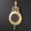<span class='ref_item'>79 -</span>  <span class="object_title">COLGANTE EN ORO DE 18KT. CON ESMERALDAS Y CENTRO DE MONEDA .</span><br><span class="technical_description">Colgante en oro de 18kt. con centro de moneda y esmeraldas en diderentes tallas y tamaños con un peso total aprox de 0.80 ct. </span>  