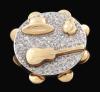 <span class='ref_item'>64 -</span>  <span class="object_title">BROCHE REPRESENTANDO UNA PANDERETA EN ORO DE 18KT. Y DIMANTES EN TALLA ROSA</span><br><span class="technical_description">Broche representando una pandereta realizado en oro de 18kt. cuerpo cuajado por diamantes en talla rosa con un peso total aporox de 2.20ct. y tres figuras en oro: un sombrero, guitarra y castañuelas.</span>  