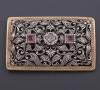 <span class='ref_item'>54 -</span>  <span class="object_title">BROCHE ANTIGUO EN ORO DE 18KT. CON VISTAS EN PLATA LABRADA, DIAMANTES Y RUBIES. </span><br><span class="technical_description">Broche antiguo en forma rectangular en oro de 18kt. con vistas en plata labrada con pequeños diamantes en talla rosa con un peso total aprox de 0.20ct. y dos rubies en talla antigua de peso aprox 0.20ct. </span>  