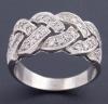 <span class='ref_item'>45 -</span>  <span class="object_title">SORTIJA EN ORO DE 18KT. CON DIAMANTES </span><br><span class="technical_description">Sortija en oro de 18kt. con diseño de trenza cuajada de pequeños brillantes con un peso total aprox 0.20ct. </span>  