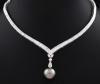 <span class='ref_item'>142 -</span>  <span class="object_title">COLLAR GARGANTILLA EN ORO DE 18KT. COMPUESTO POR DIAMANTES EN VARIAS TALLAS (PERILLA, BRILLANTE, MARQUISE Y BAGUETTE) Y GRAN PERLA TAHITÍ </span><br><span class="technical_description">Elegante gargantilla en oro de 18kt. compuesta por diamantes en varias tallas:<br/>Un brillante de peso total aprox 0.25ct. Color y pueza estimada: H-I   SI2<br/>Una perilla con peso total aprox 0.75ct. Color y Pureza estimada : H-I   VS2<br/>Tres marquise con un peso total aprox 0.50ct. Color y Pureza estimada: H-I  VS2<br/>Baguetes en degrade con peso total aprox 8.5ct. Color y Pureza estimada: G-H    VS1<br/>Peso total aprox en diamantes 10.00 ct.<br/>Como colgante una gran perla mares del sur Tahití de 18mm.<br/>Peso: 65.40 gr. <br/> </span>  