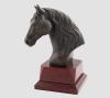 <span class='ref_item'>186 -</span> <span class="object_title">CABEZA DE CABALLO</span>   <p><span class="technique_material">Bronce patinado</span><br><span class="technical_description">Cabeza de caballo realizada en bronce patinado sobre peana de madera. <br/>20 cm la cabeza.</span><br><span class="ALTO_HCES1">28 </span><span class="ALTOUMED_HCES1">cm.</span></p>