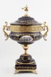 <span class='ref_item'>166 -</span> <span class="object_title">COPA DE GUSTO CLÁSICO EN LOZA ESMALTADA RONTONDO, ITALIA S.XX</span>   <p><span class="technique_material">Loza esmaltada y dorada</span><br><span class="technical_description">Con decoración floral en dorado sobre azul cobalto y escena galante en cartela. Destaca una montura calada, asas y remate superior de la tapa de metal dorado. <br/>Marca en la base.</span><br><span class="ALTO_HCES1">42 </span><span class="ALTOUMED_HCES1">cm.</span></p>