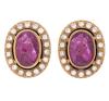 <span class='ref_item'>140 -</span> <span class="object_title">PENDIENTES EN ORO 18KT, RUBÍES Y DIAMANTES</span>  <p><span class="technical_description">Pareja de pendientes realizados en oro de 18kt. De diseño oval con rubí central tallado en forma de cabeza de caballo engastado en bisel con un peso total aprox de 18ct. Orlado por diamantes talla brillante engastados en grano con un peso total aprox de 1.80ct, color G-H y pureza P.<br/>Se adjunta certificado HRD Antwerp J250000028367<br/>Cierre: Omega</span><br>Peso: <span class="PESO_HCES1">14,10</span> <span class="PESOUMED_HCES1">gr.</span><br></p>