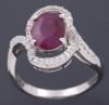 <span class='ref_item'>27 -</span> <span class="object_title">ANILLO EN ORO 18 KT CON RUBÍ CENTRAL Y DIAMANTES </span>  <p><span class="technical_description">Anillo realizado en oro 18 kt de diseño calado con rubí central talla oval de aproximadamente 2.02 ct adornado con 36 diamantes talla moderna de con un peso total aproximado de 0.35 ct. <br/>Ref: 204942</span><br>Peso: <span class="PESO_HCES1">4,6</span> <span class="PESOUMED_HCES1">gr.</span><br></p>