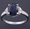 <span class='ref_item'>38 -</span> <span class="object_title">ANILLO EN ORO 18 KT CON ZAFIRO Y DIAMANTES </span>  <p><span class="technical_description">Anillo realizado en oro de 18 kt con un zafiro central talla oval de aproximadamente 2.34 ct con cuatro diamantes en los hombros con un peso total aproximado de 0.10ct <br/>ref: 214403</span><br>Peso: <span class="PESO_HCES1">3</span> <span class="PESOUMED_HCES1">gr.</span><br></p>