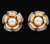 <span class='ref_item'>20 -</span> <span class="object_title">PENDIENTES EN FORMA DE FLOR  CON PERLAS Y BRILLANTES  CON ORO DE 18 KT.</span>  <p><span class="technical_description">Pendientes en forma de flor con perlas centrales  con orla de brillantes engastados en grano en cuajado peso total aproximado 1ct. Realizados en oro de 18 Kt.</span><br>Peso: <span class="PESO_HCES1">13</span> <span class="PESOUMED_HCES1">gr.</span><br></p>