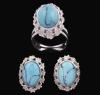 <span class='ref_item'>69 -</span> <span class="object_title">CONJUNTO DE PENDIENTES Y ANILLO DE METAL PLATEADO</span>  <p><span class="technical_description">Conjunto de pendientes y anillo de metal plateado y turquesas sinterizadas ovales con orlas en forma de estrellas. <br/>Cierre omega. <br/>Desperfectos en las turquesas. <br/>Anillo ajustable.</span><br>Peso: <span class="PESO_HCES1">15</span> <span class="PESOUMED_HCES1">gr.</span><br></p>