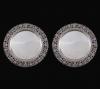 <span class='ref_item'>290 -</span> <span class="object_title">PAREJA DE PLATOS EN PLATA DE LEY</span>  <p><span class="technical_description">Pareja de platos en plata de ley con alero calado de motivos vegetales. <br/>Con contrastes. </span><br>Peso: <span class="PESO_HCES1">583</span> <span class="PESOUMED_HCES1">gr.</span><br></p>